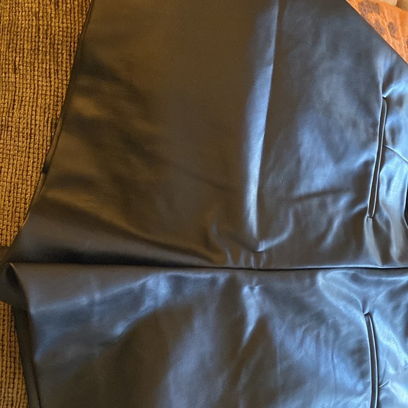 Zara FAUX LEATHER PLEATED SHORTS WITH POCKETS - Picture 3 of 8